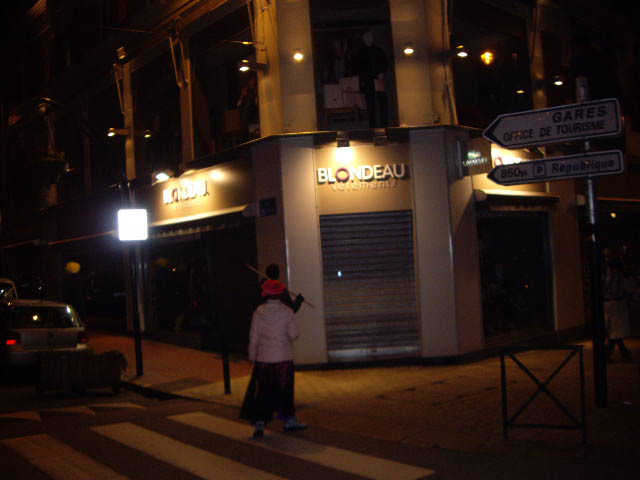 20110129-DecroissanceLensOperationNeons-50.jpg 