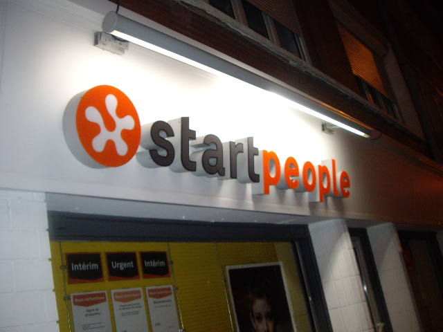 20110129-DecroissanceLensOperationNeons-81.jpg 