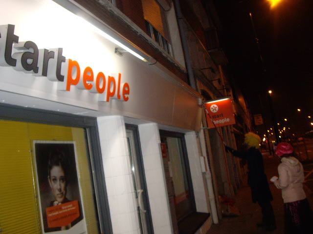 20110129-DecroissanceLensOperationNeons-82.jpg 