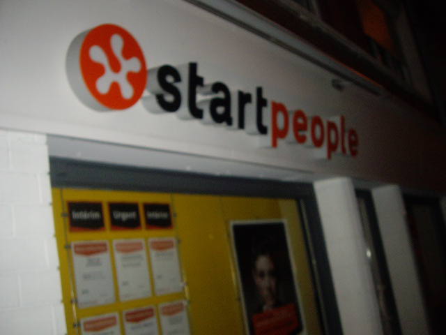 20110129-DecroissanceLensOperationNeons-83.jpg 