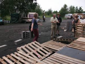 Construction de cabanes sur les camps de rroms