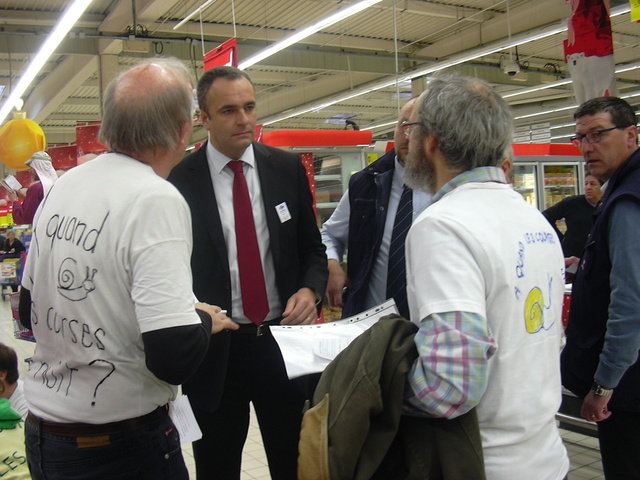 Échanges bon-enfant avec la direction de Carrefour Liévin